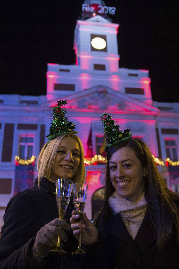 El nuevo año se recibe en Madrid entre fuegos artificiales y medidas de seguridad que limitaron a 20.000 personas el aforo para contemplar las campanadas en la Puerta del Sol.