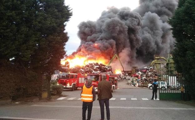 Incendio en un desguace en Somonte, en Gijón