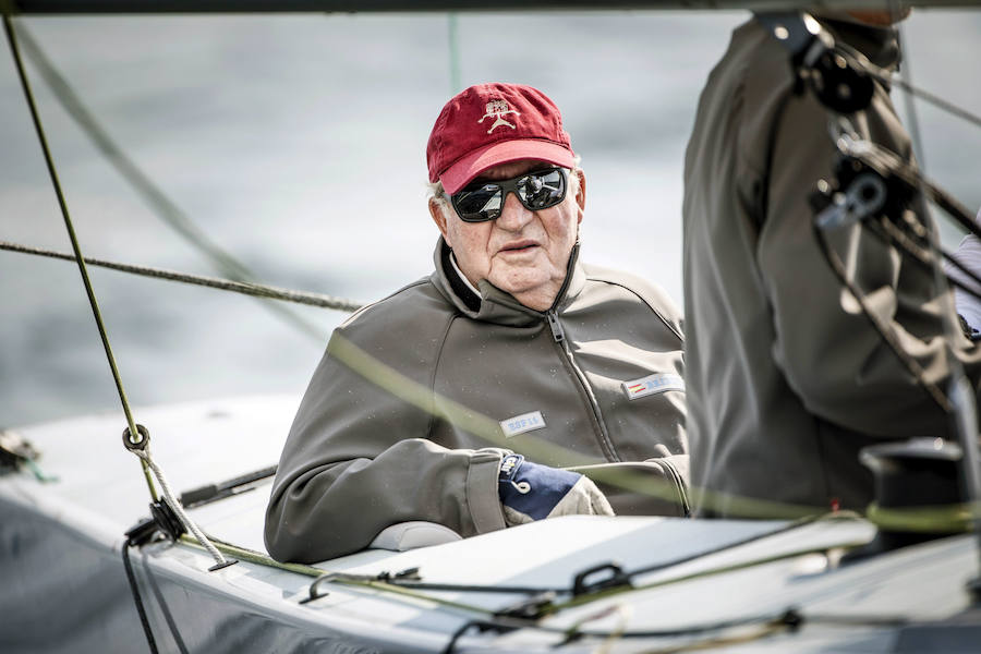 El Rey Emérito, don Juan Carlos de Borbón, a bordo del Bribón en aguas de Bayona. Ahora disfruta de algunos de sus mayores 'hoobies'. 