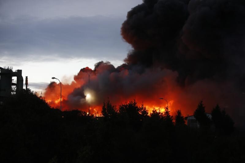 Las imágenes del espectacular incendio en un desguace de Gijón