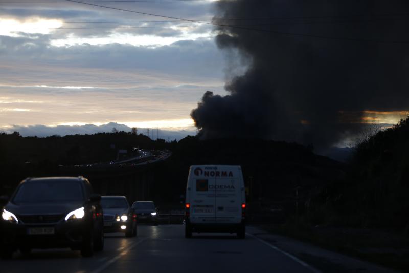 Las imágenes del espectacular incendio en un desguace de Gijón