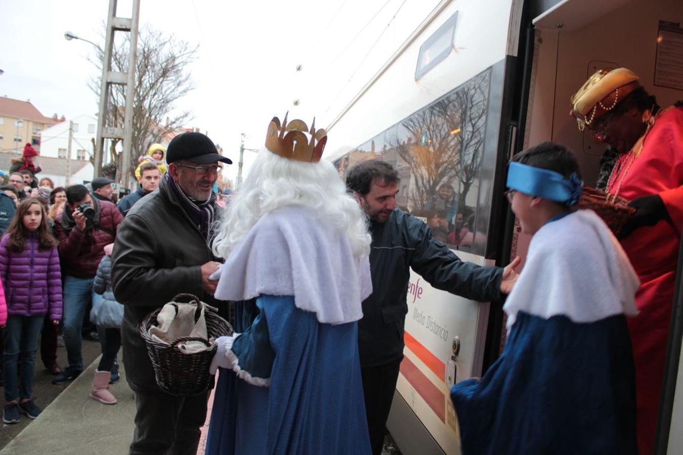 Sus Majestades llegan a Veguellina en tren