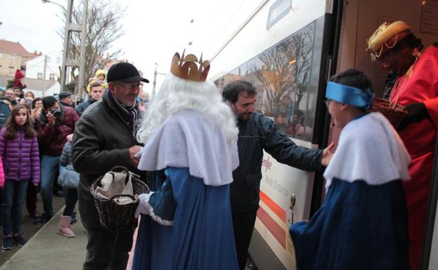 Los Reyes Magos a su llegada a la estación de tren de Veguellina de Órbigo.