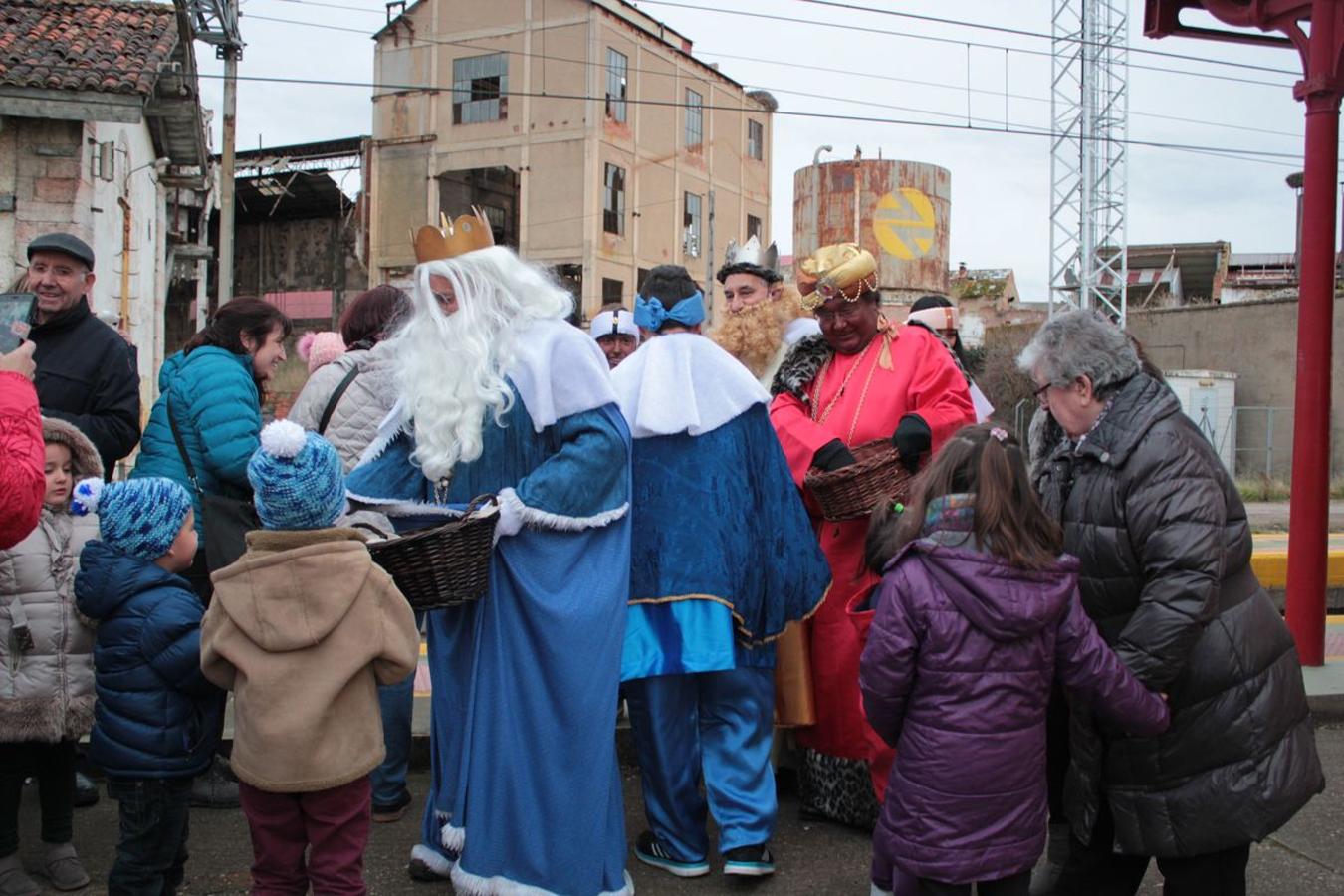 Sus Majestades llegan a Veguellina en tren