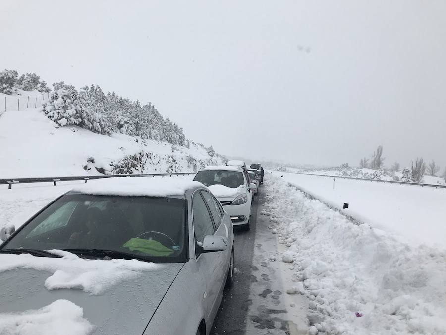 Cientos de familias estuvieron desde el sábado por la tarde hasta el domingo a mediodía atrapados en la AP-6 racionando el agua, la comida y la gasolina.