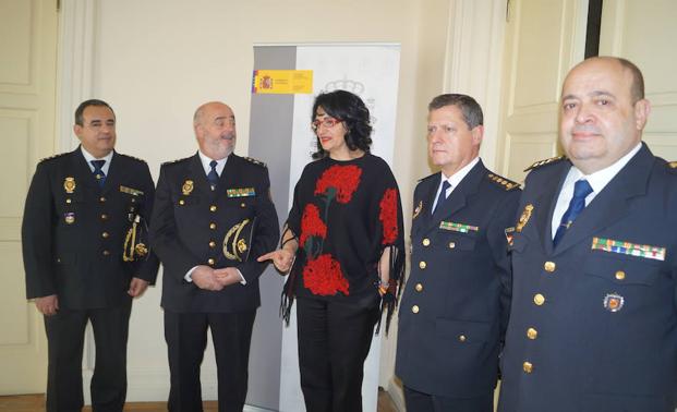 La subdelegada del Gobierno junto al nuevo comisario de Ponferrada, Miguel Ángel Martínez Redondo (I), el Jefe Superior de Policía de Castilla y León, Jorge Zurita Bayona, el Jefe JERO de Policía de Castilla y León, Jesús de Lamo, y el Jefe de Policía de la provincia de León, Juan Carlos Hernández.