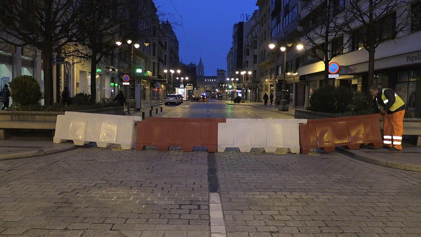 La imagen de Ordoño II cerrado desde este martes. Así permanecerá a lo largo de los próximos meses. El objetivo es que la obra esté finalizada en julio.