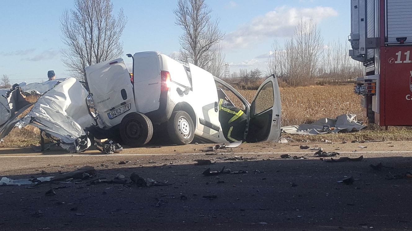 La Nacional 120 se ha convertido en un 'punto negro' para el tráfico en la provincia de León. Un muerto tras un choque frontrolateral entre un camión y un vehículo.