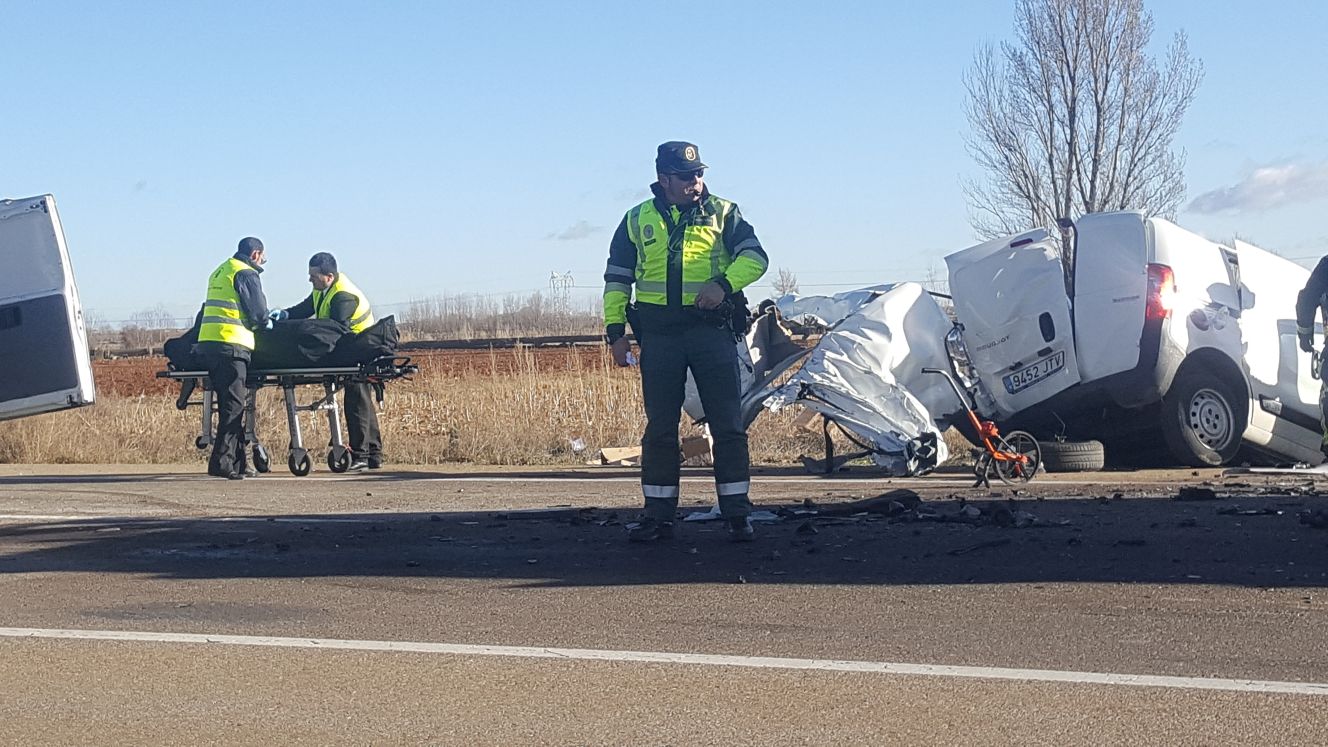 La Nacional 120 se ha convertido en un 'punto negro' para el tráfico en la provincia de León. Un muerto tras un choque frontrolateral entre un camión y un vehículo.