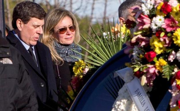 Los padres de Diana Quer, a su salida del tanatorio madrileño de La Paz.