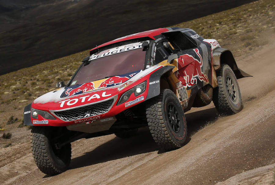 Los pilotos franceses de Peugeot Cyril Despres y David Zaster compiten durante la sexta etapa del Dakar. 