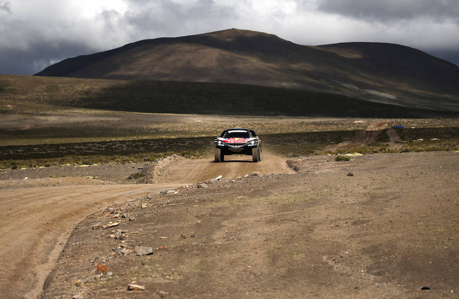 Los pilotos franceses de Peugeot Stephane Peterhansel y Jean Paul Cottret compiten durante la sexta etapa del Dakar. 