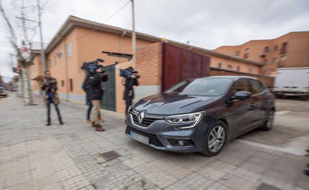 La menor que denunció abusos sexuales el pasado mes de diciembre por parte de tres jugadores de la Arandina CF abandona en coche el Juzgado de Instrucción número 1 de Aranda de Duero.