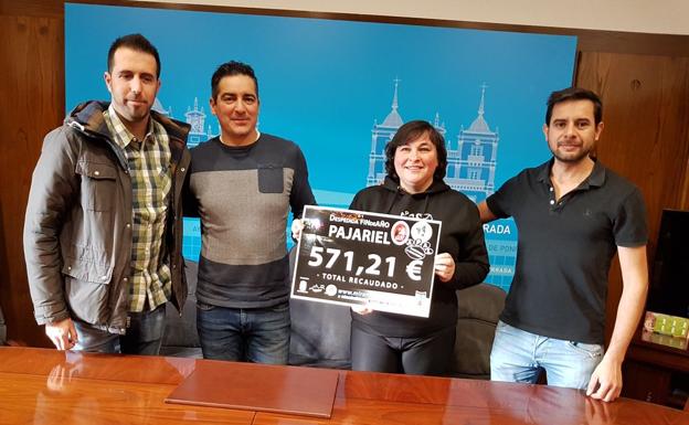 El concejal de Deportes, Roberto Mendo (2I), con los organizadores de la prueba y de las asociaciones, durante la entrega. 