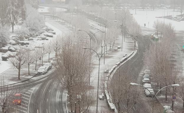 Galería. Imagen de León capital, este sábado bajo la nieve.