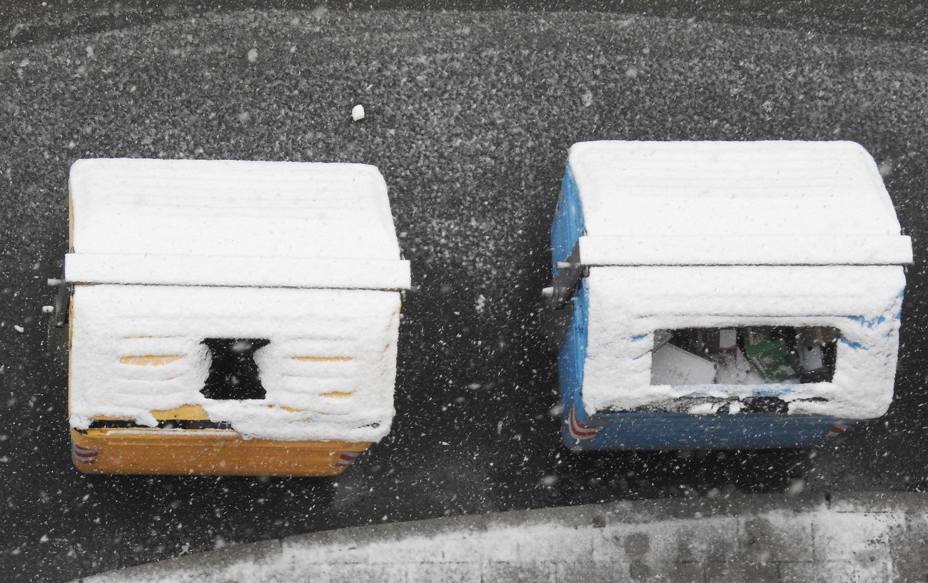 La nieve ha alcanzado este sábado por primera vez en el invierno la capital. Lo ha hecho de forma intensa desde última hora de la madrugada