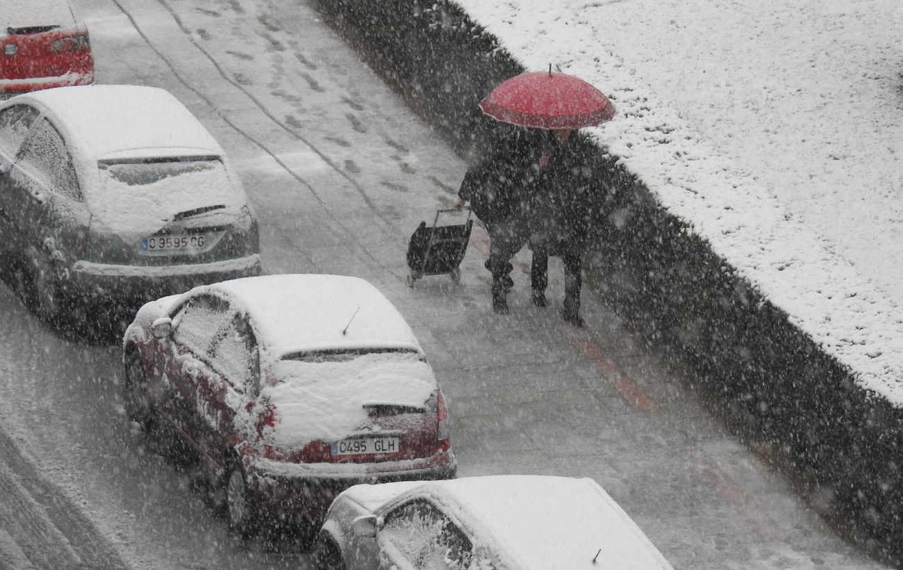 La nieve ha alcanzado este sábado por primera vez en el invierno la capital. Lo ha hecho de forma intensa desde última hora de la madrugada