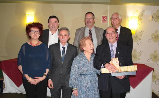 Juan Carlos López Mendaña recoge el premio a mejor 'Empresario del Año 2017' de la Asociación de Empresarios del Órbigo