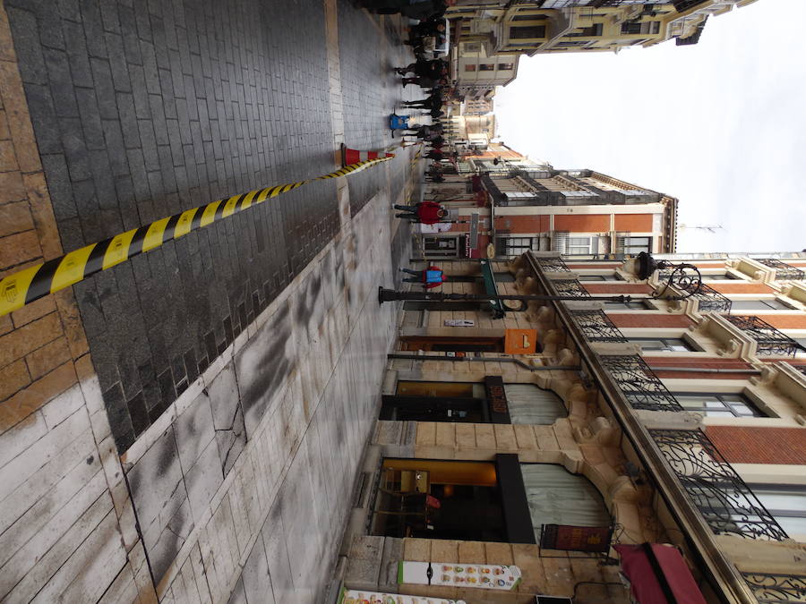 La Calle Ancha recibe un tratamiento para que su suelo deje de ser deslizante.