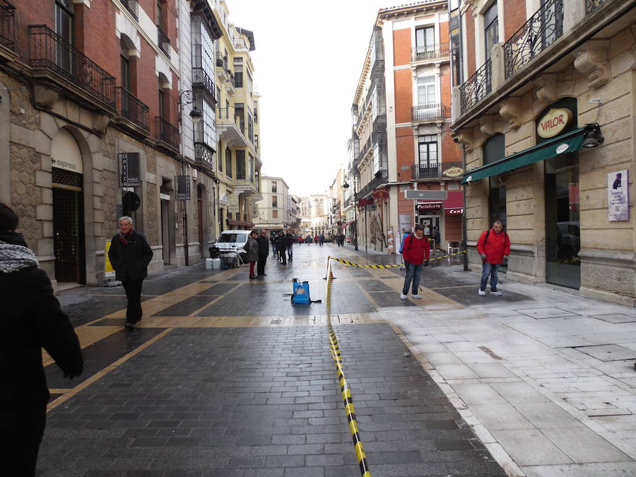 La Calle Ancha recibe un tratamiento para que su suelo deje de ser deslizante.