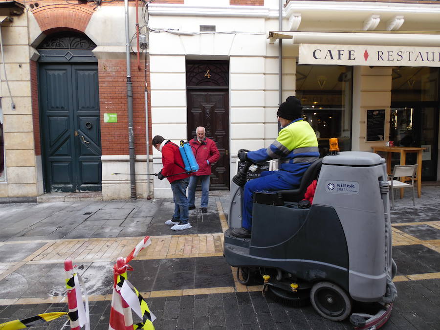 La Calle Ancha recibe un tratamiento para que su suelo deje de ser deslizante.