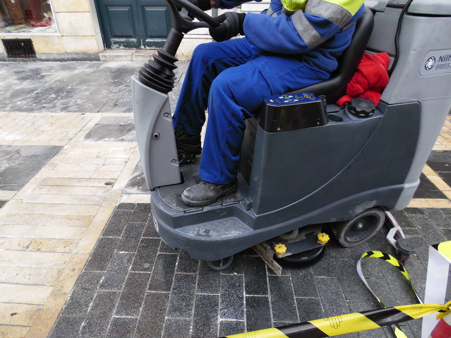 La Calle Ancha recibe un tratamiento para que su suelo deje de ser deslizante.