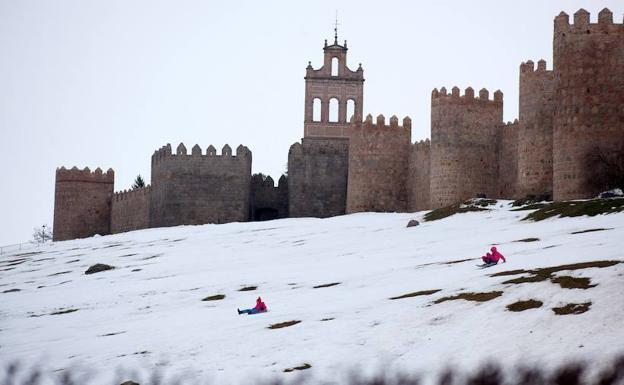 La muralla de Ávila nevada. 