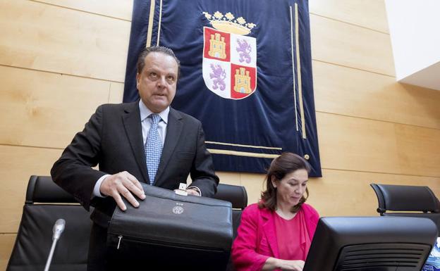 Mario Amilivia, durante la presentación de la memoria del Consejo Consultivo de 2016 en las Cortes. EFE 