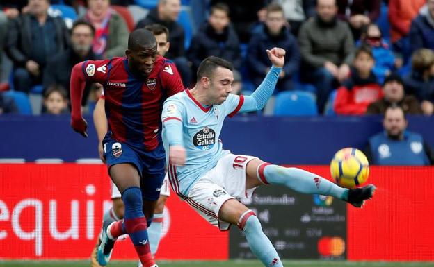 Iago Aspas y Jefferson Lerma, durante el Levante-Celta. 