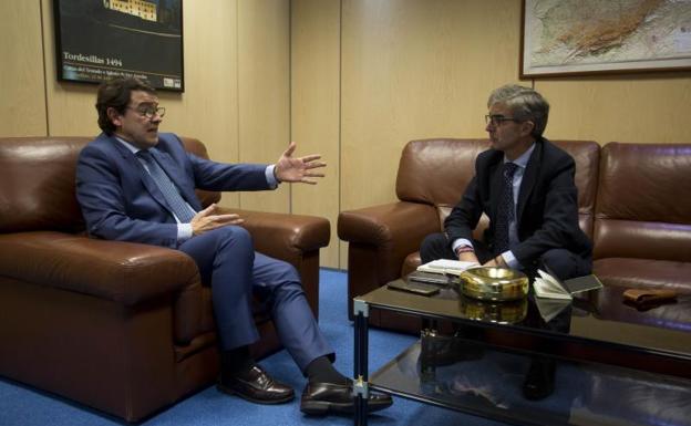 El presidente del PP de Castilla y León, con el autor de la entrevista.