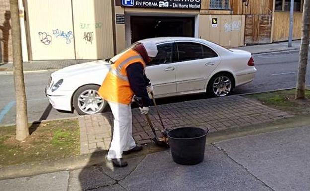 Un trabajador de FCC realiza labores de limpieza en una calle de Ponferrada.