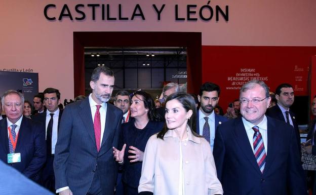 Don Felipe y Doña Letizia, durante su visita al 'stand' de Castilla y León en Fitur.