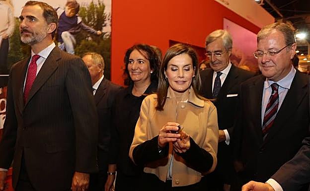 El alcalde de León junto a la reina Letizia y el rey Felipe VI en la inauguración de Fitur. 