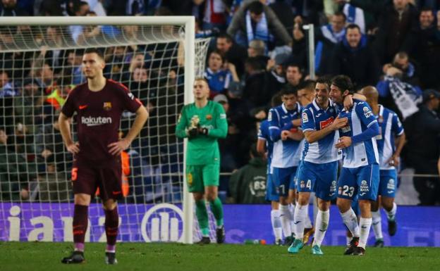 Los futbolistas del Espanyol celebran el gol de Melendo. 