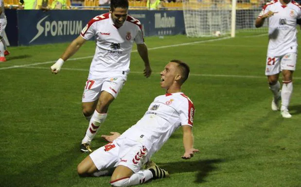 Yelko y Emi Buendía celebran un gol.