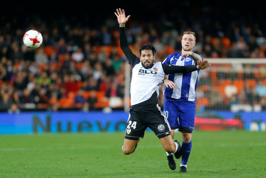Guedes y Rodrigo sellaron una remontada del Valencia ante el Alavés en Copa del Rey ayudada por un error del portero Sivera y la expulsión de Diéguez.