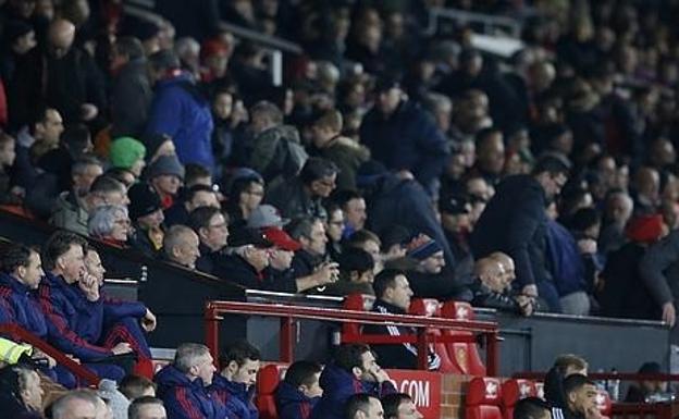 Aficionados en las gradas del estadio de Old Trafford. 