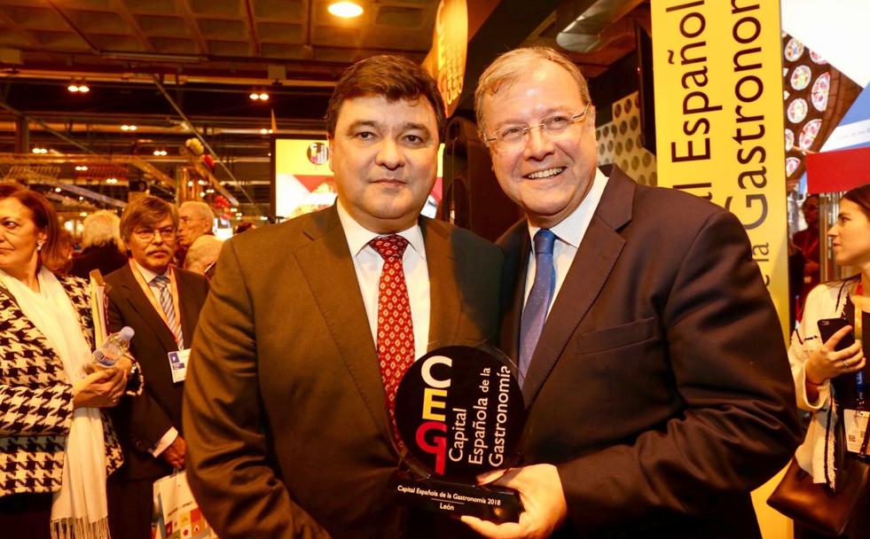 El alcalde de León, Antonio Silván, celebra la capitalidad gastronómica tras recibir el testigo.