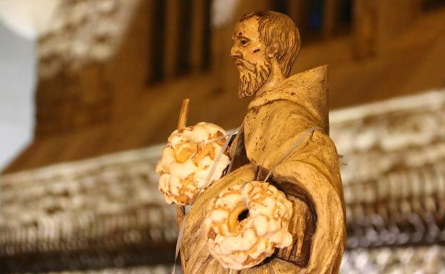 Galería. Hoguera de San Antón a los pies de Botines. 