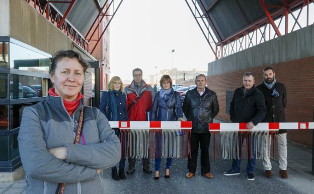 Alicia Sánchez, con sus compañeros de la delegación salmantina de la AUGC, en las instalaciones de la Comandancia de la Guardia Civil de Salamanca. Manuel Ángel Laya