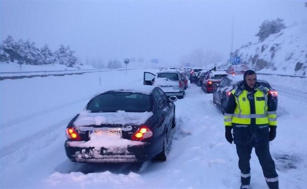 Imagen de los atascos producidos por la nieve en la AP-6.