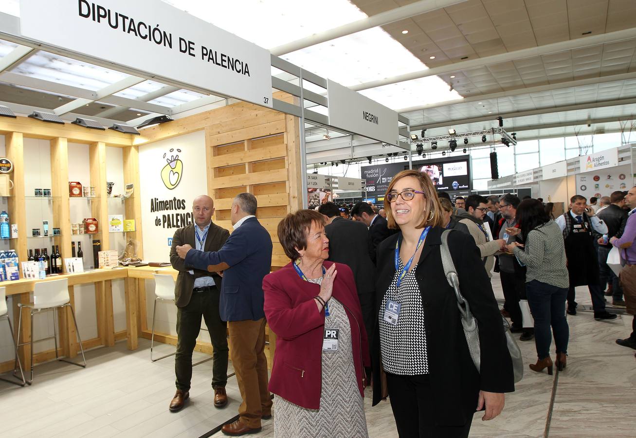 La presidenta de la Diputación de Palencia, Ángeles Armisén, visita el expositor de Palencia. En la imagen, junto a la enòloga María Isabel Mijares.