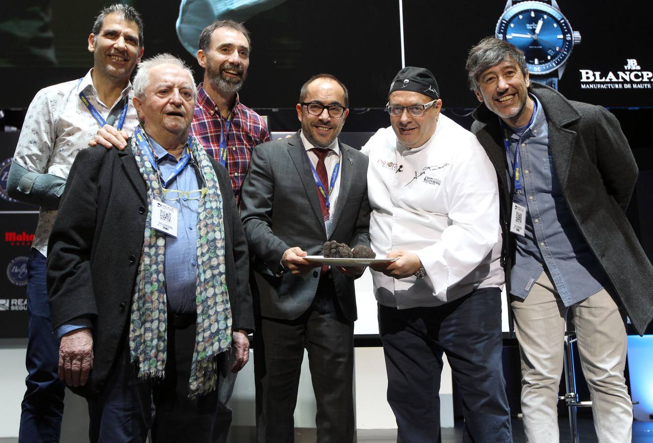 El presidente de la Diputación de Soria, Luis Rey posa junto a los cocineros, Paco Roncero , Juan María Arzak, Andrea Tubarello y los miembros de la productora ATTIC Films, en la subasta de la trufa negra de Soria.