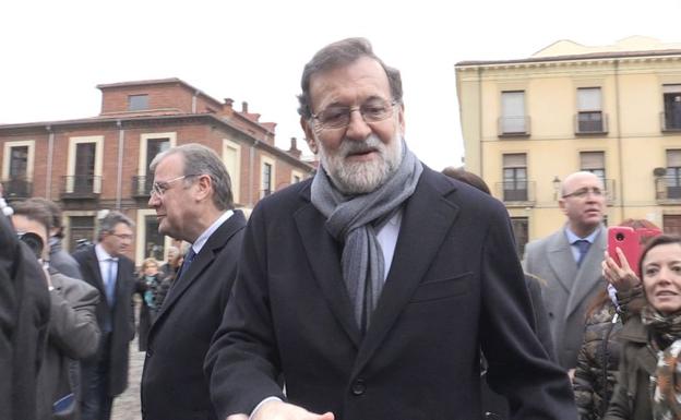 Mariano Rajoy saluda a un leonés durante su recorrido por las calles de la ciudad.