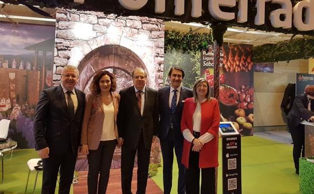 La alcaldesa de Ponferrada (2I) y la edil de Turismo, junto al presidente de la Junta, el consejero de Fomento y el diputado nacional del PP, Alfoso Rodríguez Hevia, en el stand de Fitur 2018.