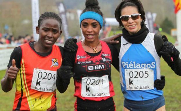 Nuria Lugueros, a la derecha, junto a Trihas Gebre.