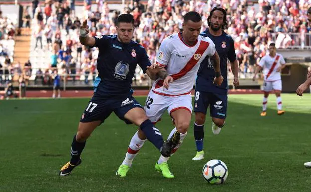 Emi Buendía disputa un balón con Raúl de Tomás.