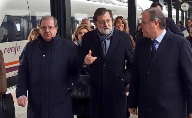 Herrera, Rajoy y Silván, en su llegada a León.