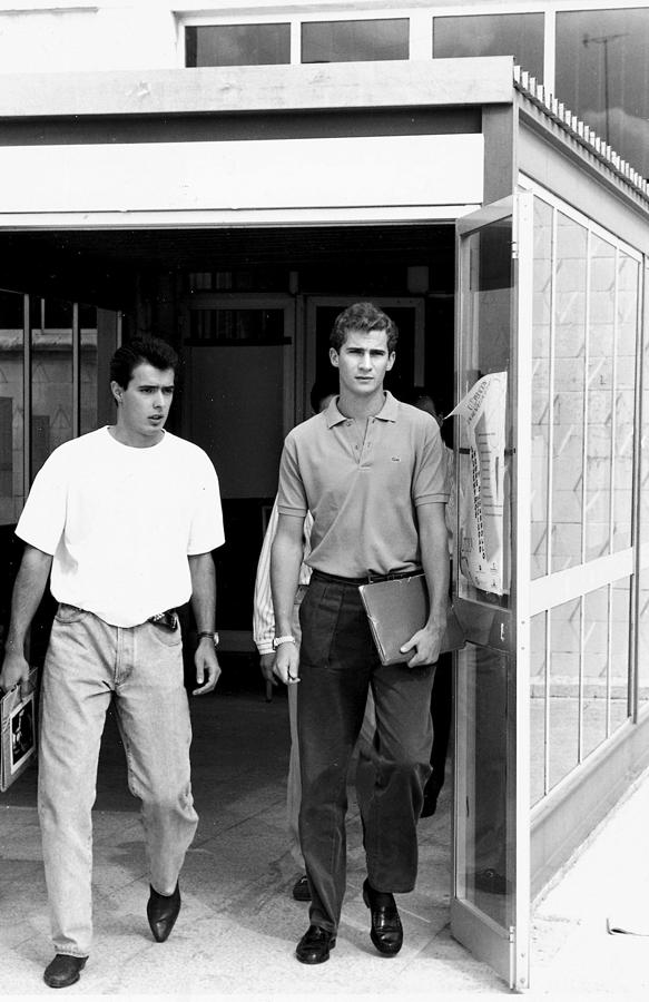 Felipe de Borbon y Grecia, principe de España, junto a un compañero de clase en octubre de 1988 en el comienzo de las clases en la Universidad Autonoma de Madrid. 