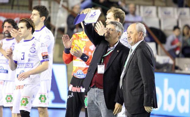 Cayetano Franco levanta el título de subcampeón de la Copa Asobal.